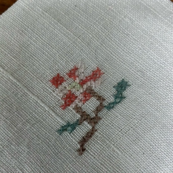 Vintage White Handkerchief Set with Lace and Embroidery - Picture 2 of 12